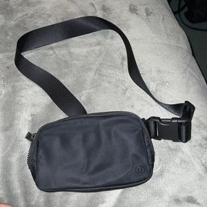 Lululemon everywhere belt bag older style black